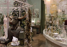 Een grote stier als decoratie bij J-Line.