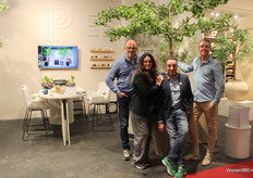 Team van Pottery Pots bij de herkenbare potten.