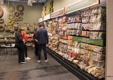 Een vertegenwoordiger druk aan het werk met de verkoop van de in de prijs gevallen decoratie van HBX Natural Living.