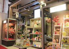 Duif International stand was opvallend door de vele kleuren.