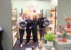Het salesteam van Ideas4Seasons houdt de logo’s goed in de hand.