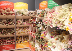 Zaaien in maart, oogsten in juli, zelf drogen, dus een superlage footprint voor deze kleurrijke, echte droogbloemen.