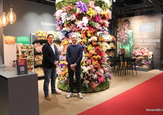 Lamboo Dried & Deco met Gregory Serruys en Wouter de Keizer naast de bloementoren, ontworpen door Loes van Herp.