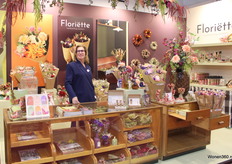 Mariette boers met de nieuwe collectie van Floriëtte.