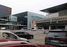 Een kijkje op een deel van hal 12 en 11 en de rondrijdende bussen.