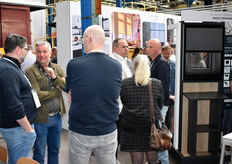 Floris Ensink (tweede van links), Head of Sales bij B&C Raamdecoratie, in gesprek met klanten. Een van de blikvangers waren de horren van KeJe, die sinds begin dit jaar officieel verkrijgbaar zijn via het distributienetwerk van B&C.