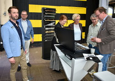 Een blik in de stand van Interstil Benelux, dat in de interieurbranche met de nieuwe elektrische rail hoge ogen gooit, met links Peter Schrijen en John de Waard en rechts Erik van Noord, druk in gesprek met klanten.