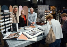 Ronald Prins (links) van Noordwand Wall Decoration, groothandel in behang en wanddecoraties, met zijn collega's Michelle en Hans.