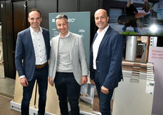 Francisco Serrato Lovillo (links) en José Sanchez Calvo (midden), beiden nauw betrokken bij de product- en marktstrategie van Moduleo (onderdeel van Unilin), gaven samen met René Diepeveen acte de présence op de leveranciersbeurs.