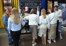 Volop drukte in de stand van Dutch Wallcoverings uit Schoonhoven, dat de nieuwste collectie behangboeken had meegenomen.