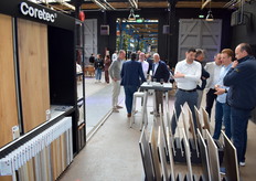Voor Coretec, specialist in premium harde vloerbedekkingen, was er de nodige belangstelling. Het succes van het vloerenmerk laat zich niet vangen in één kenmerk; volgens het bedrijf is het de synergie tussen een "onverwoestbare opbouw en een hyperrealistisch design die het merk tot een referentie in de markt heeft gemaakt".