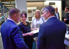 Bezoekers krijgen tekst en uitleg van Henk Garrits en Mirte de Groot in de stand van groothandel INTR. dat onder meer de aandacht had gevestigd op Búsche, dat railsystemen en accessoires levert.