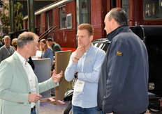 Franchisemanager Paul van Kolfschoten (links) in gesprek met de mannen van Noordman uit Hattem.