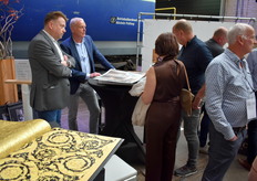 Eigenaar Martin Delleman (tweede van links) van A.S. Création BV had over belangstelling niet te klagen.