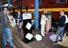 Brinker, bekend van handgemaakte vloerkleden, toonde de nieuwe items binnen de populaire Ensuite by Brinker-collectie. Deze uitbreiding sluit volgens het bedrijf naadloos aan bij de woontrends van dit moment: organische vormen, 3D-structuren en natuurlijke tinten.