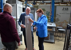 Huig Speksnijder van JAB Anstoetz had de mooise stoffen meegebracht.