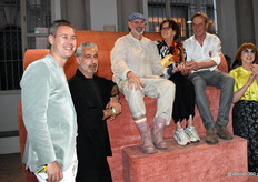 Na afloop gingen de winnaars en de juryleden op de foto, met v.l.n.r. Mark Timo (oprichter van De Interieur Club), Robin Sluijzer (interieur- en exterieurontwerper), Bert Timmermans (WorkingBert), Christine Boland (trendanalist), Eric Sloot (designer) en Nicole Uniquole (curator van Masterly).