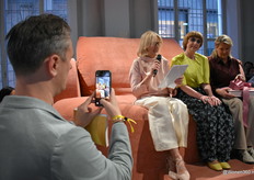Mark Timo zet Anita Dhondt-Pietjouw, Nicole Uniquole en Marty Schoutsen op de foto. Nicole werd vereerd met een lijvig boekwerk over de afgelopen tien jaar.