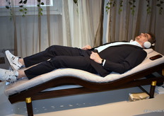 Om als verslaggever objectief te blijven, moet je soms zaken aan den lijve ondervinden... Leo Elenbaas onderging een zogeheten Mind Oasis van Rituals. Een hersenmassage: 'Terwijl je wegzakt in gewichtloosheid, geef je je over aan de kracht van je ademhaling, 4D-geluid en haptische trillingen. Je hersenen komen moeiteloos tot rust, waardoor je je volledig opgeladen voelt'. En ja hoor: daarna kon hij weer vol gas verder...