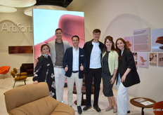 Het vrolijke team van Artifort wilde niet 1x op de foto...