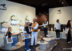 Een blik in de stand van ecoBirdy, dat duurzaamheid centraal heeft taan bij de circulaire meubelcollectie.