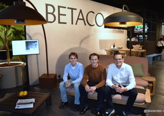 De mannen van Betaco op de Maddalene Daybed, dat een comfortabele en stijlvolle plek biedt om te ontspannen, met een beweegbare voetensteun die tevens dienst kan doen als ligstoel of bijzettafel. Ontworpen door Mathias De Ferm.