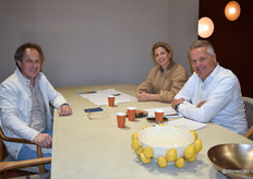 Thea & Herman Kroneman van &MOSS uit Nunspeet, specialist in luxe tuinmeubelen, in gesprek met René Thuijs (rechts), agent voor Vincent Sheppard.