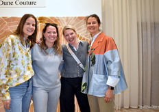 Marie Libeert, Ann Debosschere (zij doet Nederland), Joke Lizy en Aline Dewever van Limited Edition, poserend bij de nieuwe seasilk-collectie Dune Couture - de blaadjes van een lelie.
