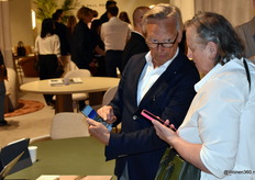 Jean-Paul Rogiers (tweede generatie van de PR Living Group) druk in gesprek met een bezoekster.