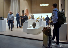 Kunstobjecten en sculpturen trekken steevast de aandacht bij Gardeco. Links is mede-eigenaar Jan Simaey (in blauw pak) in gesprek met bezoekers. Het bedrijf is gespecialiseerd in high-end decoratie.