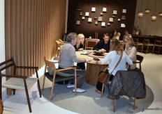 Gezellig rond de tafel bij Manutti...