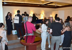 Passen en meten in de drukbezochte stand van Orac, die erom bekendstaat dat 'muren tot leven komen met de decoratieve profielen' van dit label.