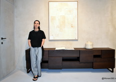 Designer Inge Lagae van KĀNA. Zij creëert prachtige meubels, handgemaakt in België en Italië met natuurlijke materialen. Geïnspireerd door reizen over de hele wereld.