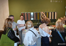 Volop drukte bij Bomat, een Belgisch merk en fabrikant van op maat gemaakte designtapijten, tapijt voor vloeren en traplopers.