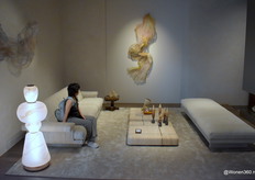 Frank & Flux: Linteloo presenteerde de 2026-collectie, met een architectonische bank van Jan te Lintelo en een sculpturale bijzettafel van Studio Roderick Vos.