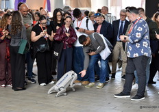 Château d’Ax, fabrikant van zitbanken, trok op de stand de aandacht met een robothond die allerlei kunstjes uitvoerde.