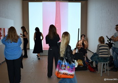 Sabine Marcelis (rechts) van de gelijknamige studio wordt door een televisiestation geïnterviewd.