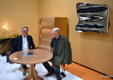 Xavier Lust in gesprek met een bezoeker.