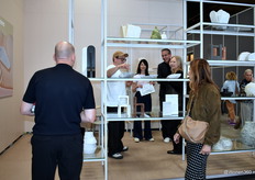 Stefan Scholten (met pet) lanceerde zijn nieuwe collectible designmerk, genaamd Matera, tijdens de Salone del Mobile 2026.