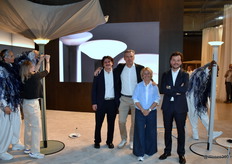 De Anamon (links en rechts te zien op deze afbeelding) kreeg veel belangstelling op de beurs. De parasol is ontworpen door Kris Van Puyvelde en opent zich als een bloeiende bloem...