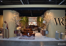 Een kijkje in de showroom van WR-inspired, een brandname van de holding Sofa Dome, dat voornamelijk salon- en  eetkamertafels, stoelen en wandmeubelen liet zien, maar ook o.a. decoratie zoals spiegels, lampen en vazen.