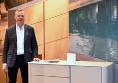 Marc Defrancq van Tabux toonde outdoor storage meubels in aluminium, voorzien van een keramisch bovenblad.