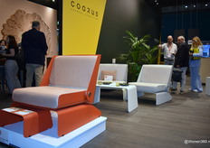 Kristof Verhoeven wijst zijn bezoek op de nieuwste creaties van Coozus, dat staat voor outdoor simplified.