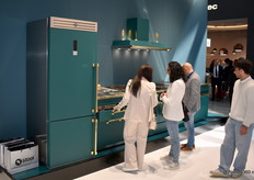 De modulaire keuken uit de Ascot-serie van STEEL in de opvallende ralkleur 6004, die veel aandacht kreeg.