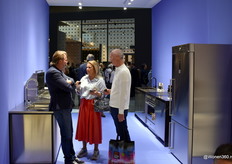 Christian Borsboom (links), algemeen directeur van STEEL - Benelux B.V., in een gezellig onderonsje met Ankie en Erik van Puur Keukens uit Breda.