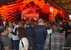 Grote drukte voor de stand van Miele.