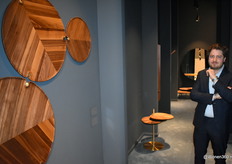 Andreas Deklerck van Per/Use, poserend bij vernieuwende designobjecten.