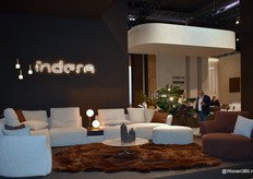 Samen met zustermerk Indera presenteerde Mecam een gedeelde stand, waar comfort centraal stond; niet als verkoopargument, maar als ontwerpfilosofie. Bezoekers ontdekten er nieuwe collecties die vakmanschap, zachtheid en een eigen signatuur samenbrachten.