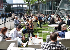 Zoals vaak is het in deze periode zonnig weer, waardoor er ook buiten genoten kan worden van een hapje en een drankje en een natje en een droogje.