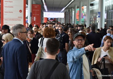 Salone del Mobile.Milano is dé referentiebeurs voor meubel en design wereldwijd. Het event lokt vele duizenden geïnteresseerden naar Milaan.